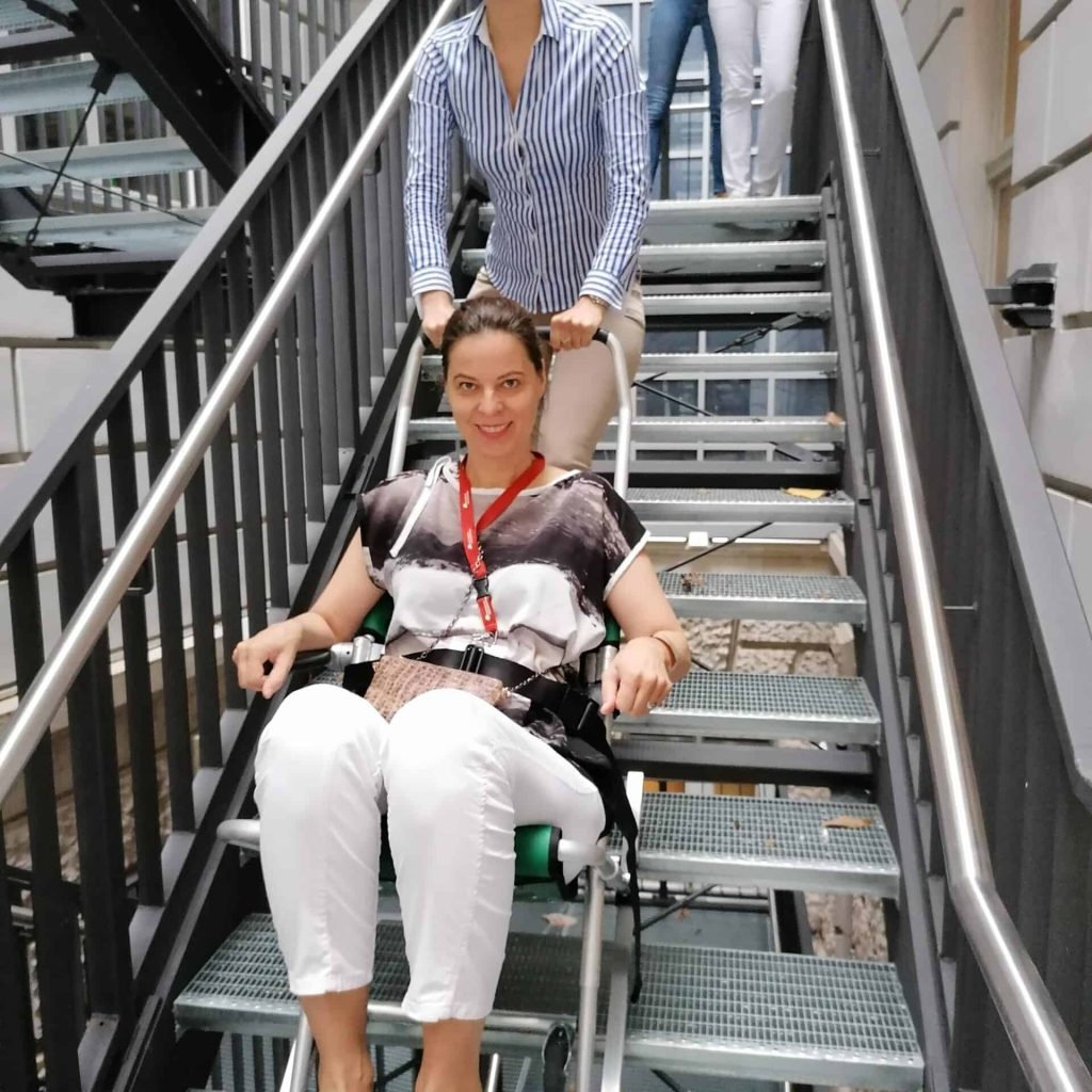 Inklusionsgerechte Nutzung von Treppen mit Treppenlift - barrierefreier Zugang für Menschen mit Behinderung.