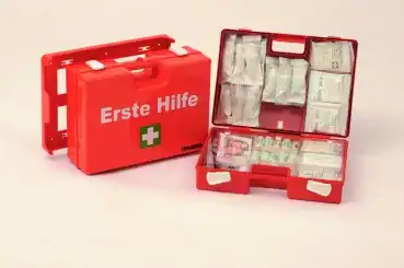 Erste-Hilfe-Kasten mit Verbandsmaterial und Notfallausrüstung in Rot.