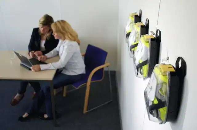 Notwendige Sicherheitsausrüstung im Büro, deutlich sichtbar an der Wand montiert.
