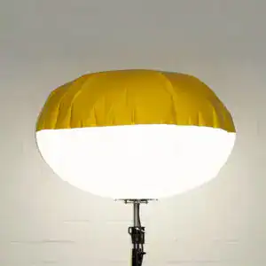 Deckenleuchte mit gelber Stoffschirm und Diffusor, energiesparende LED Beleuchtung, moderne Innenraumgestaltung.