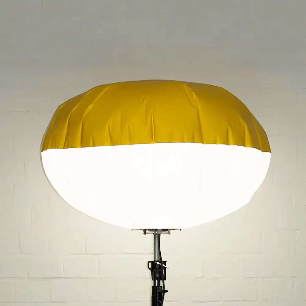 Deckenleuchte mit gelber Stoffschirm und Diffusor, energiesparende LED Beleuchtung, moderne Innenraumgestaltung.