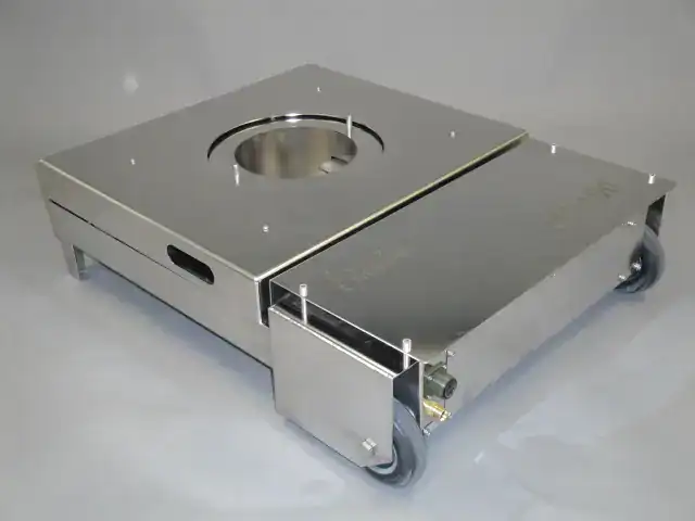 Hochwertiger fahrbarer Transportwagen aus Metall für industrielle Anwendungen.