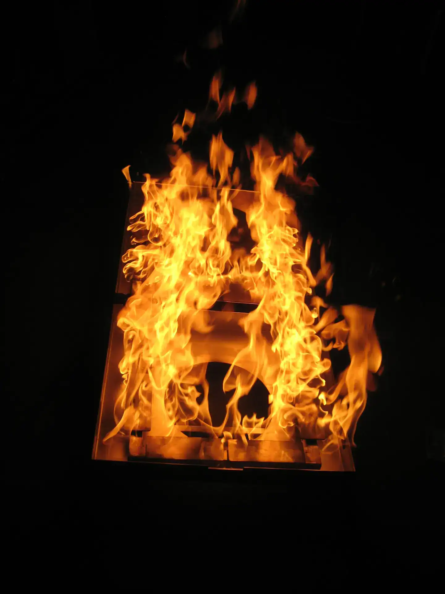 Feuerschale mit Flammen in der Nacht für nachhaltige und umweltfreundliche Energie- und Wärmeversorgung.