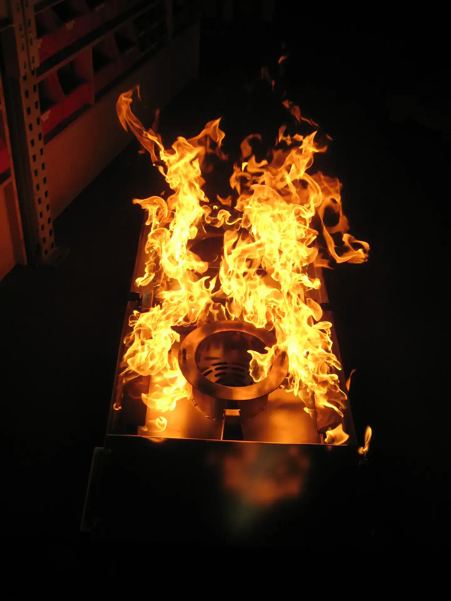 Feuersimulation bei Feuerlöscher-Training, Brandschutz und Sicherheit.